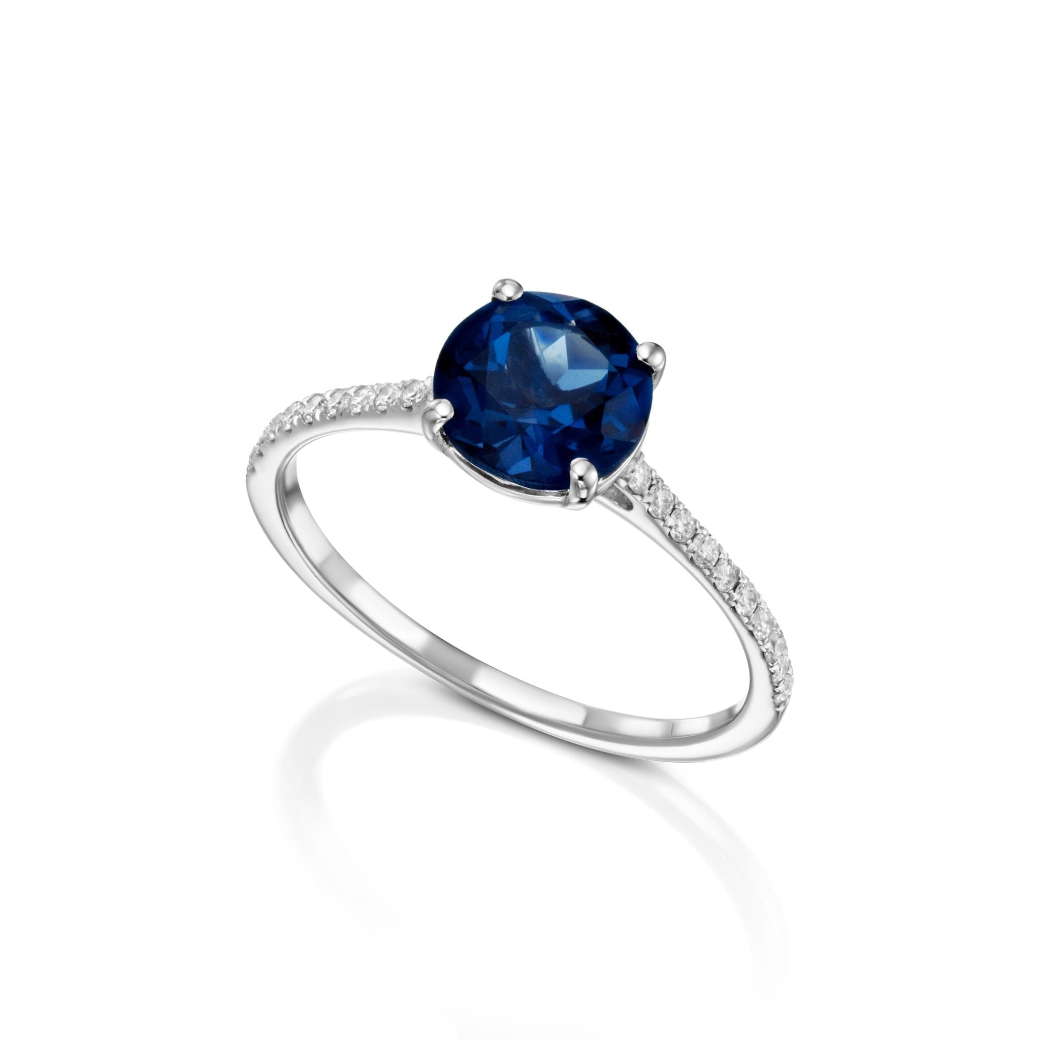 טבעת אבן חן כחולה עם יהלומים רקע לבן