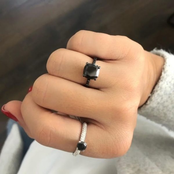 טבעת יהלום שחור בשילוב יהלומים לבנים