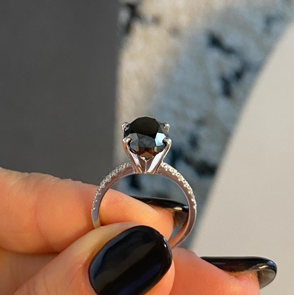 טבעת אובל יהלום שחור בשילוב יהלומים