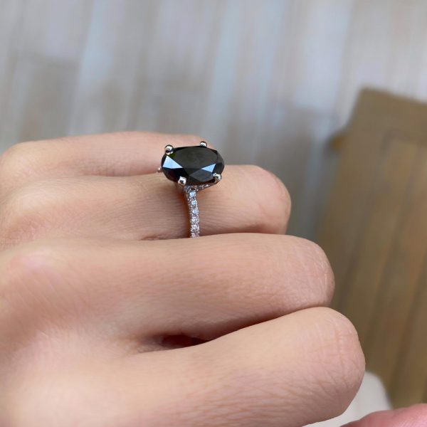 טבעת אובל יהלום שחור בשילוב יהלומים